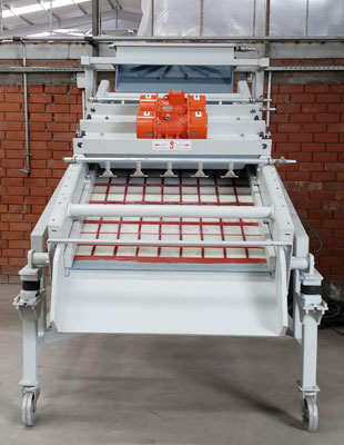 Screening machines for wet screening