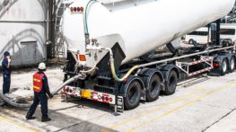 Grounding of road tankers equipped with pump distribution systems