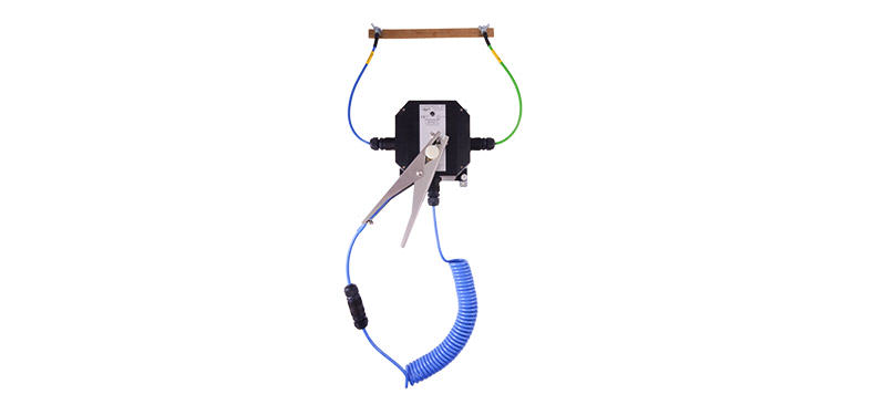 Battery-powered system for controlling earthing of barrels, tanks, etc.